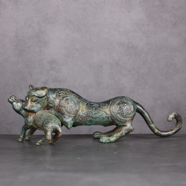 6689e535cefa2206e466cf0a43fea6d tiger preying on sheep