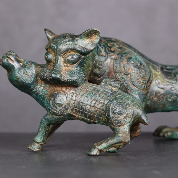 bfaad971530f557b326085e0b7151f1 tiger preying on sheep