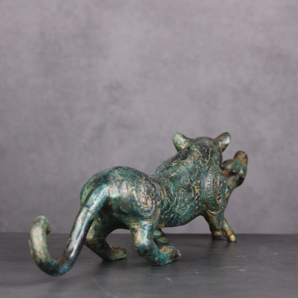 e948ddca1a69eeca175dc320bb2b094 tiger preying on sheep