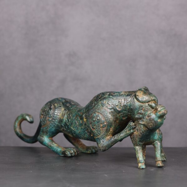 fd54b43fc2939a804b79da4ad668fa4 tiger preying on sheep